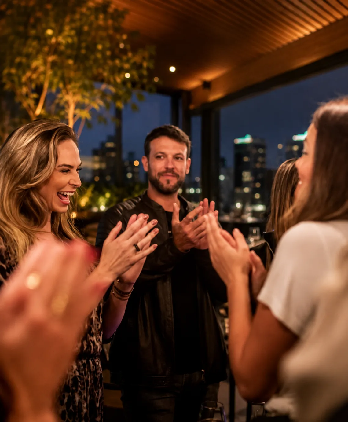Celebração entre amigos no terraço do Gards