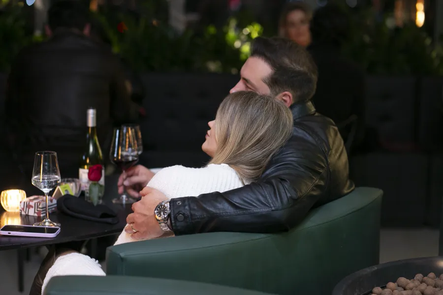 Casal brindando no Gards Rooftop