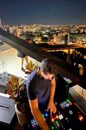 DJ no terraço