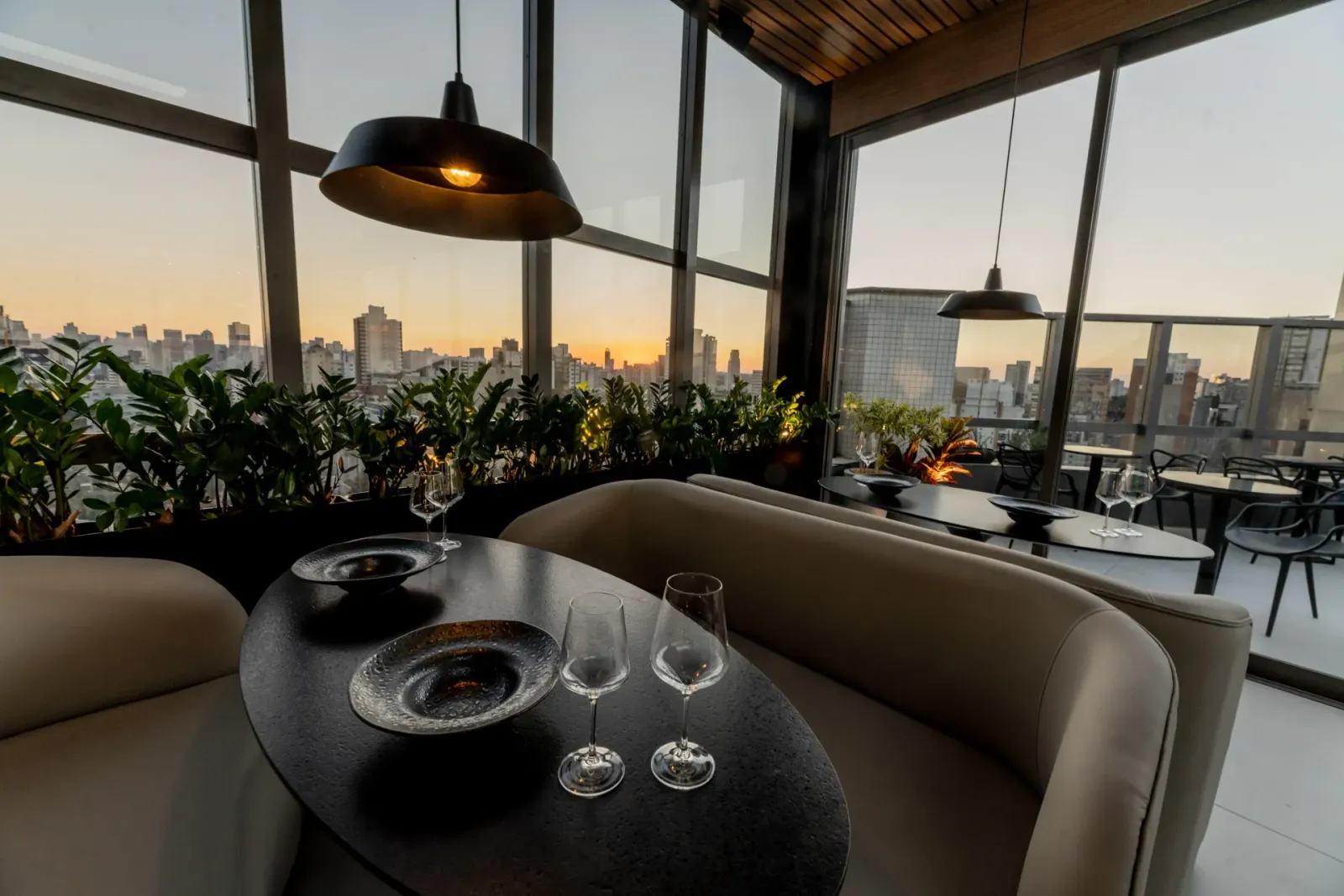 Mesa da janela no pôr do sol