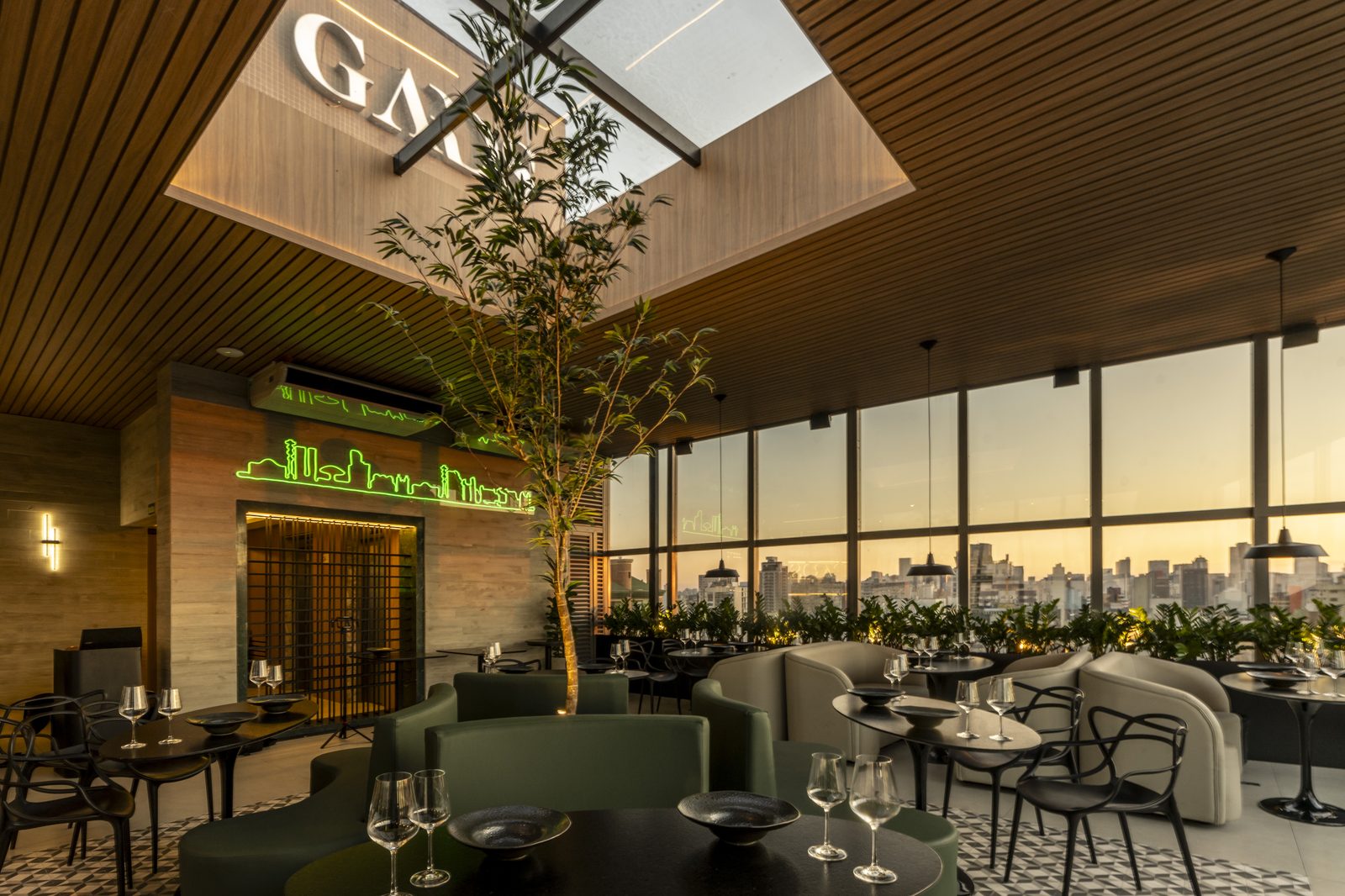 Interior do GARDS Rooftop com neon do skyline