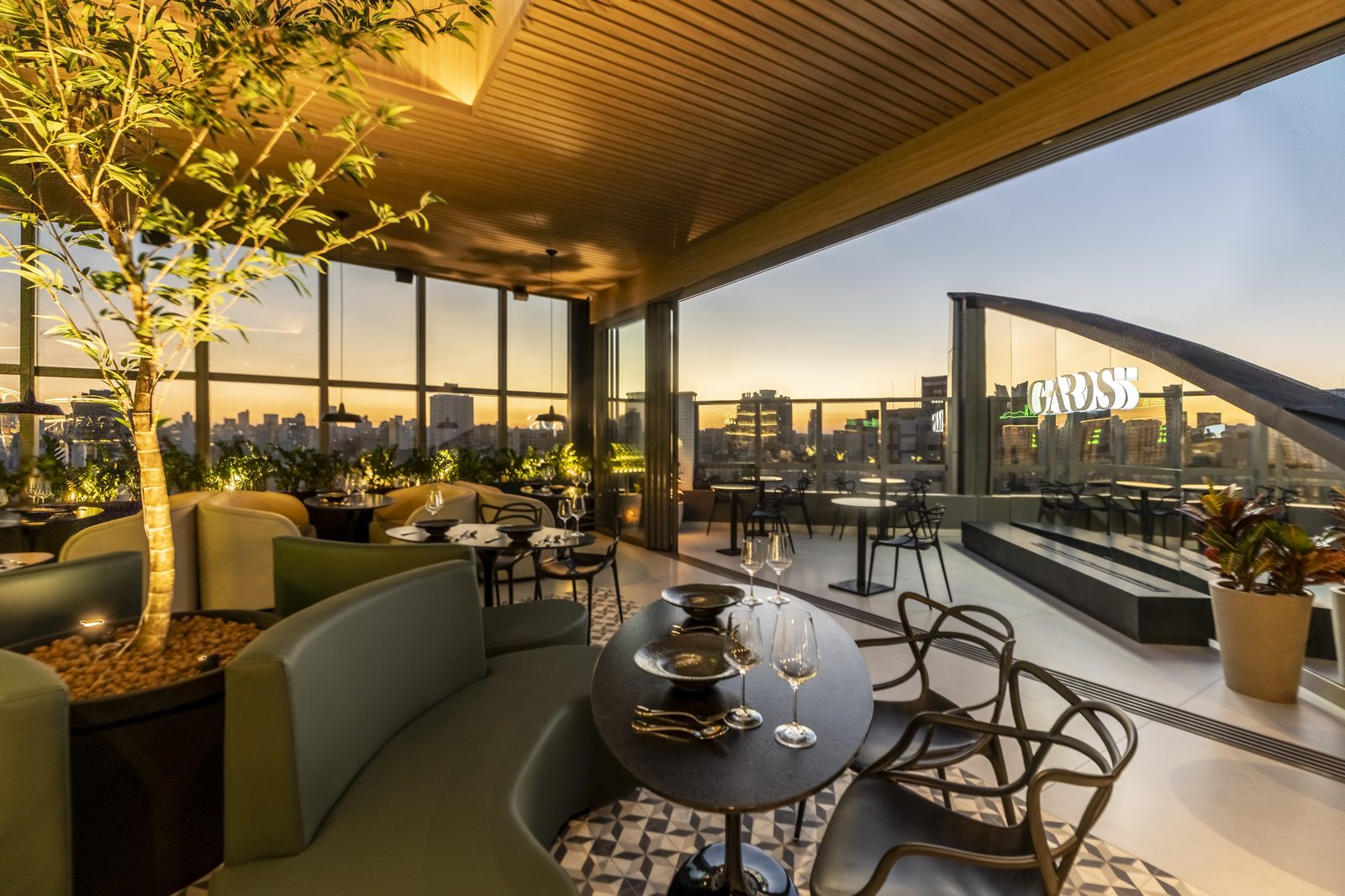 Lounge interior do GARDS Rooftop ao entardecer